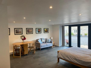 Fantastic Refurbished studio with croquet lawn, Nr Lyme Regis